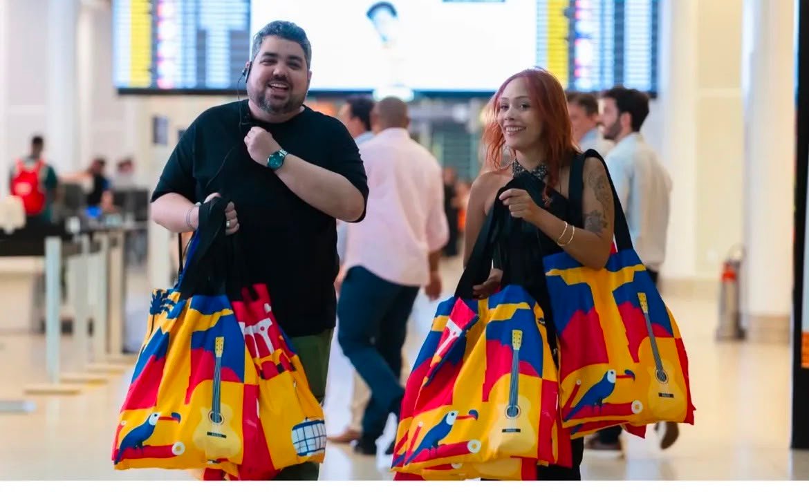 Equipe Rô.teiro embarcando com as sacolas da marca
